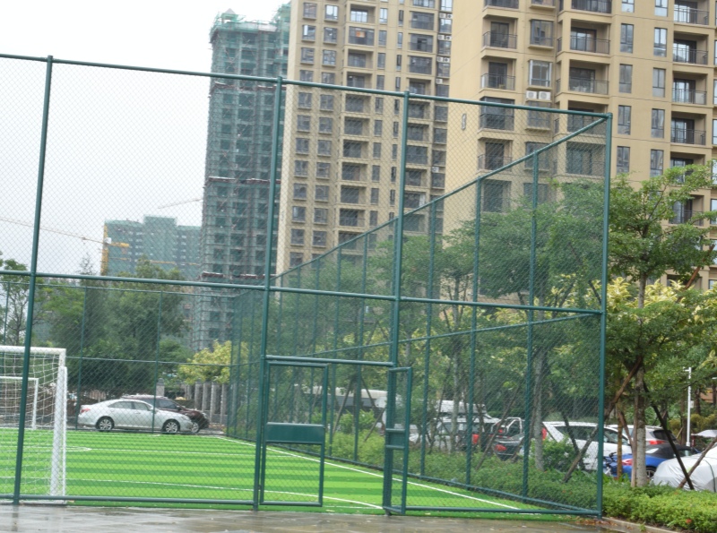 如何制定经济高效的学校操场人造草坪施工方案？